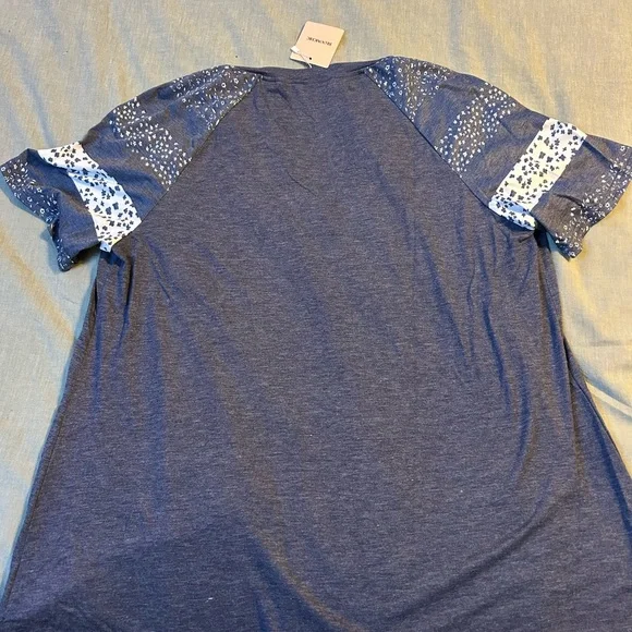 BloomChic Blue Ditsy Floral Colorblock Contrast Raglan Sleeve - Picture 2 of 6